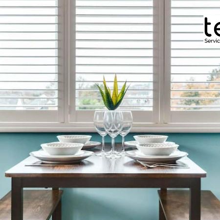 Stylish 1 Bed Apt , Central , Pkg, Perfect For Long Stays Egham Buitenkant foto