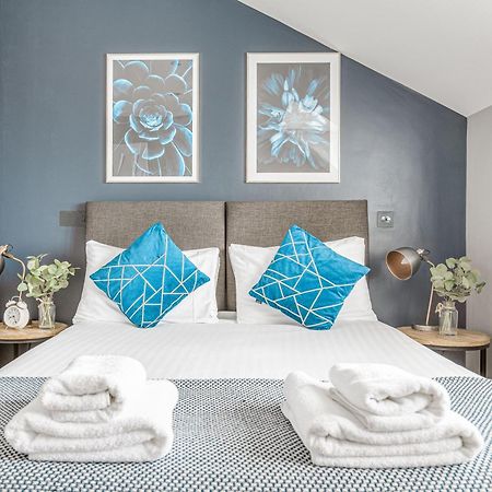 Stylish 1 Bed Apt , Central , Pkg, Perfect For Long Stays Egham Buitenkant foto