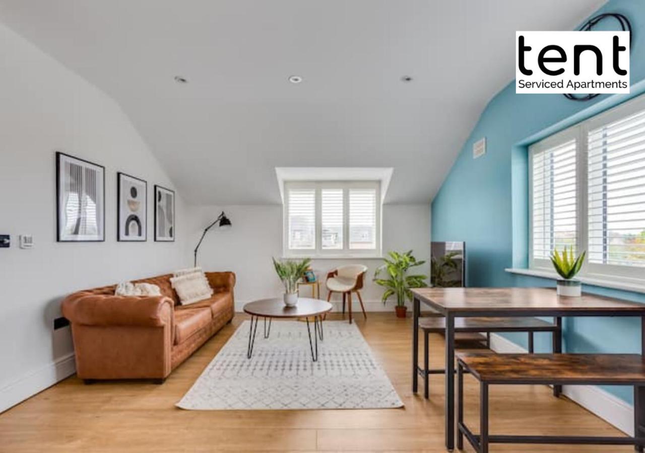 Stylish 1 Bed Apt , Central , Pkg, Perfect For Long Stays Egham Buitenkant foto