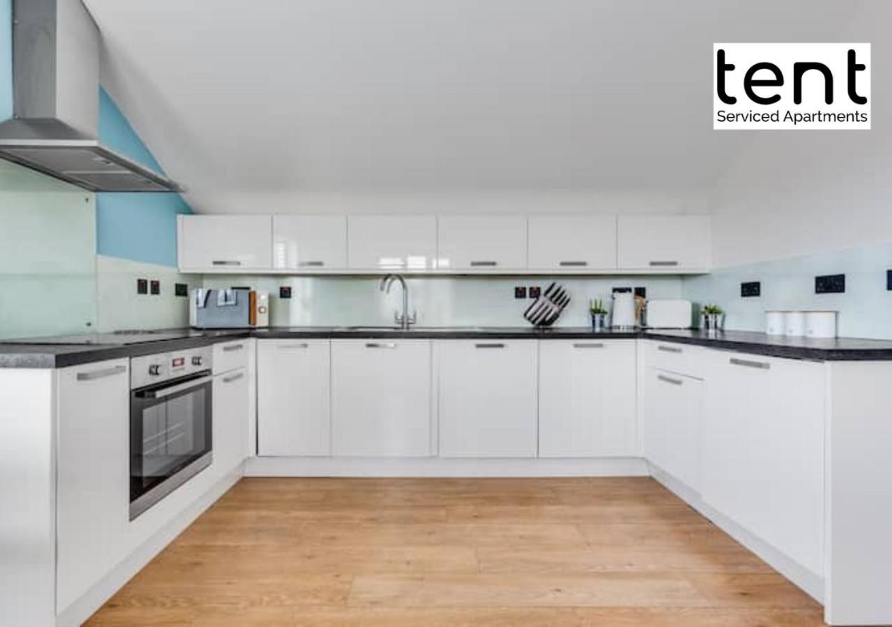 Stylish 1 Bed Apt , Central , Pkg, Perfect For Long Stays Egham Buitenkant foto