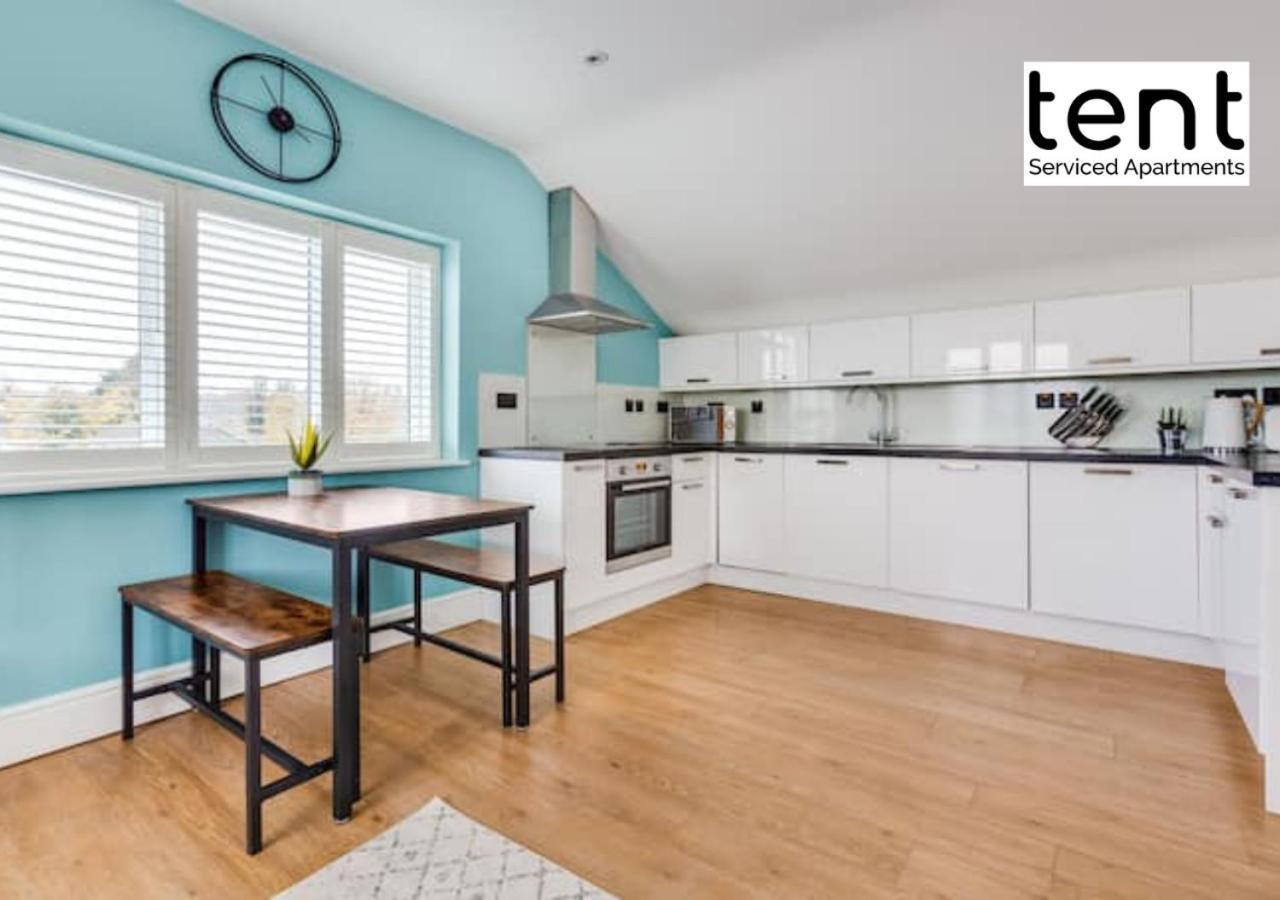 Stylish 1 Bed Apt , Central , Pkg, Perfect For Long Stays Egham Buitenkant foto