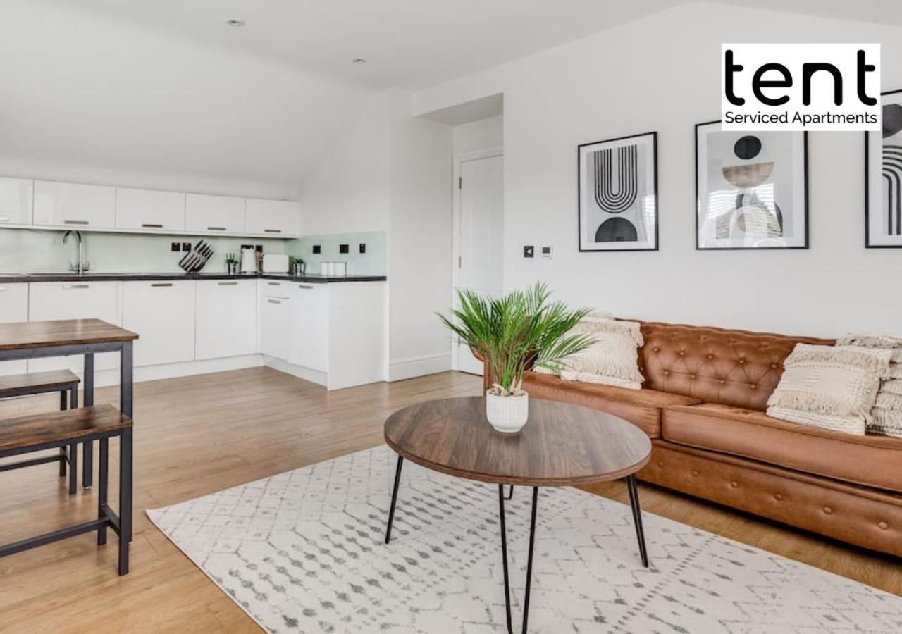Stylish 1 Bed Apt , Central , Pkg, Perfect For Long Stays Egham Buitenkant foto