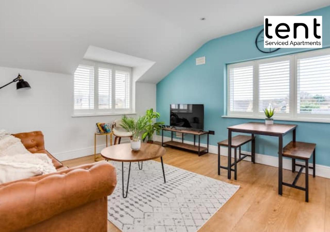 Stylish 1 Bed Apt , Central , Pkg, Perfect For Long Stays Egham Buitenkant foto