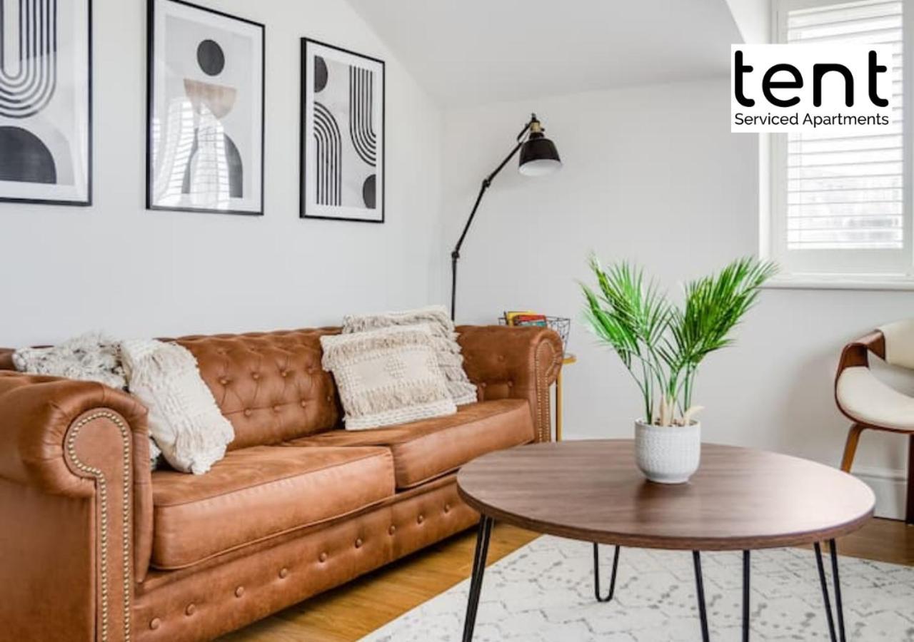 Stylish 1 Bed Apt , Central , Pkg, Perfect For Long Stays Egham Buitenkant foto