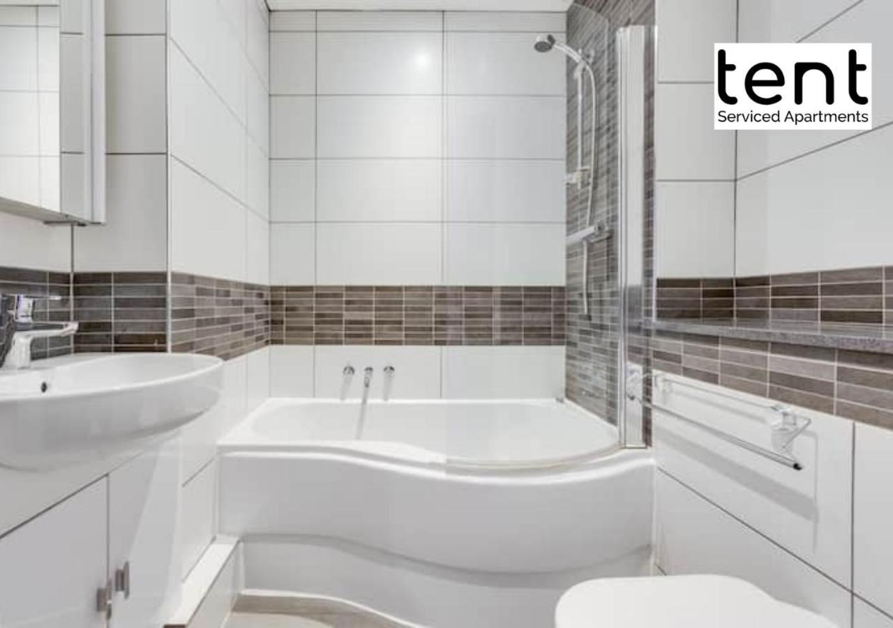 Stylish 1 Bed Apt , Central , Pkg, Perfect For Long Stays Egham Buitenkant foto