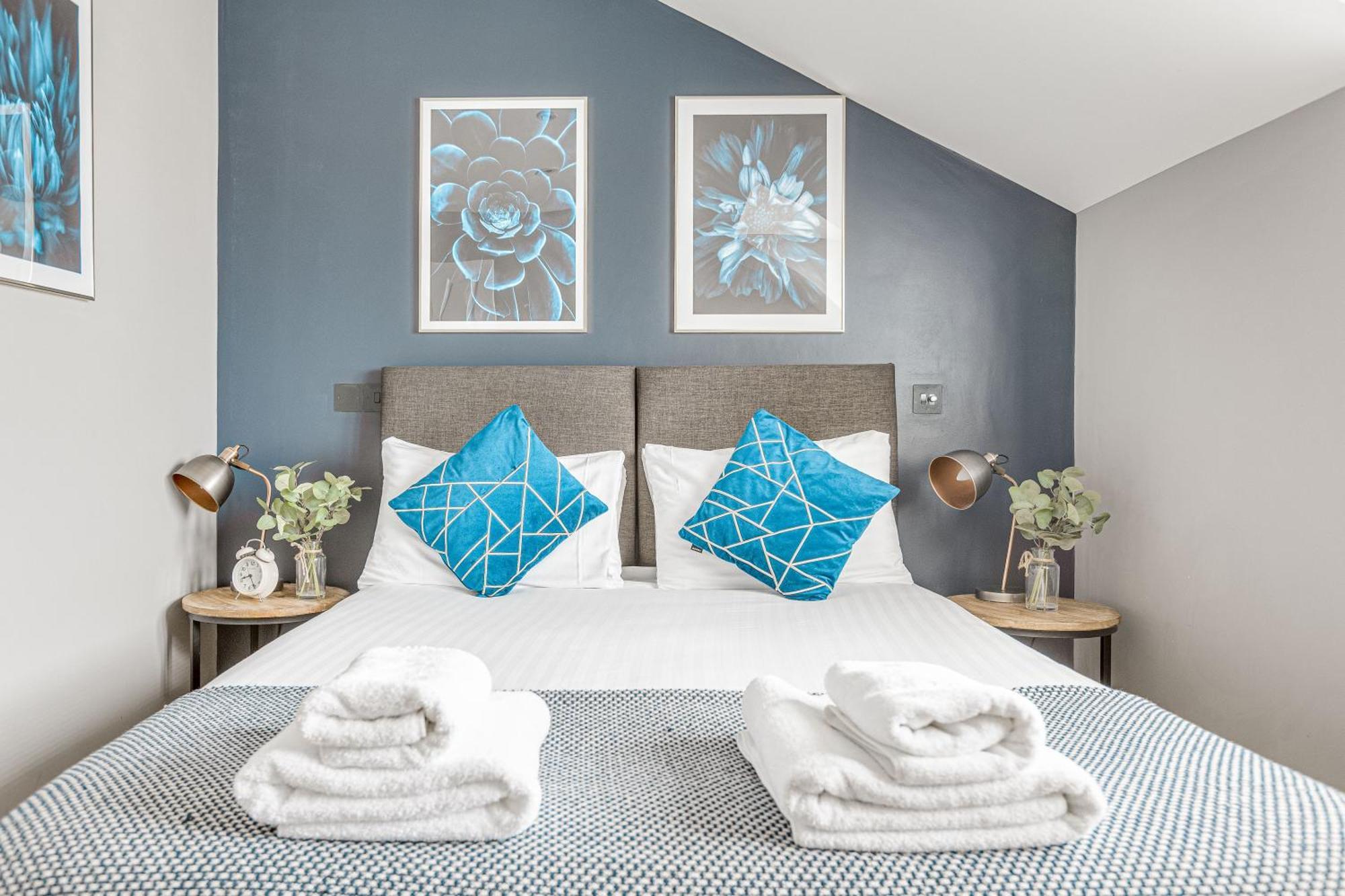 Stylish 1 Bed Apt , Central , Pkg, Perfect For Long Stays Egham Buitenkant foto