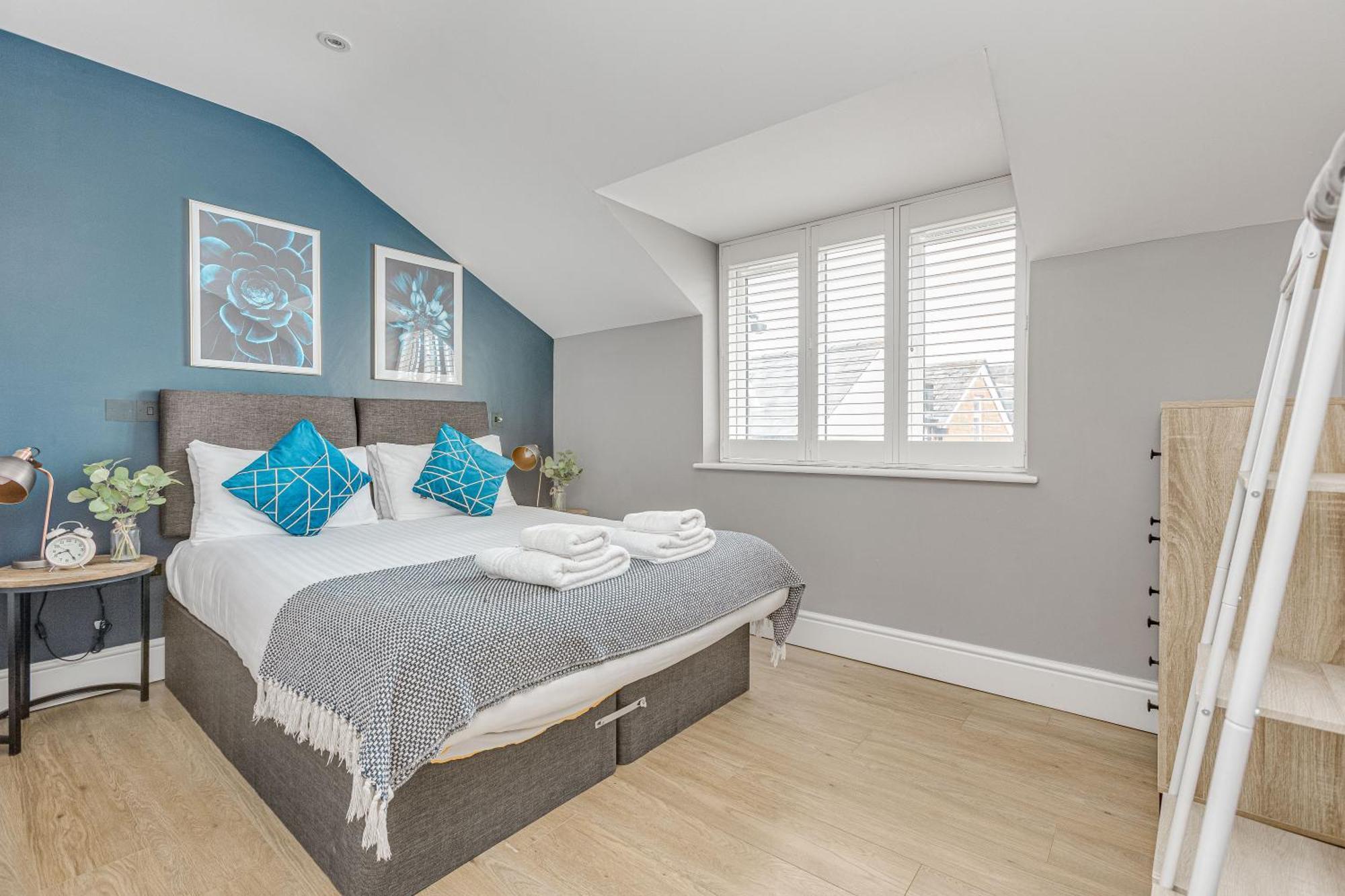 Stylish 1 Bed Apt , Central , Pkg, Perfect For Long Stays Egham Buitenkant foto